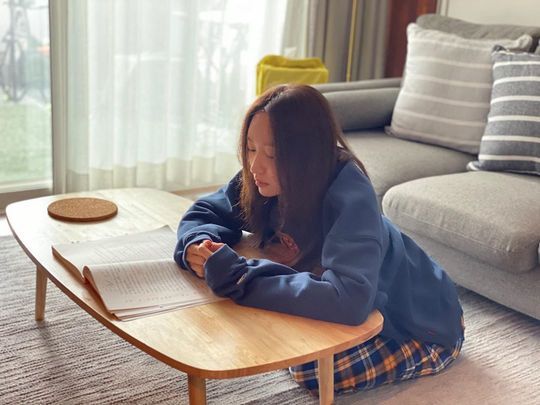Group EXID member Hani boasted a neat beauty.Hani posted a picture on his instagram on December 14 with an article entitled Call an Early Instant Noodle.The picture shows Hani reading the script: Hani is comfortable in pajamas, with Hanis neat atmosphere and glowing beauty catching his eye.The fans who responded to the photos responded such as It is so beautiful, I feel like a real sister and It is beautiful.delay stock