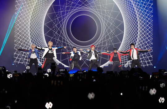 The group EXO (EXO) successfully completed the Malaysia Concert.EXO held EXO PLANET #5 - EXpLOration - in KUALA LUMPUR (EXO Planet #5 - Remy LaCroix Flour Layion - in Kuala Lumpur) at the Axiata Arena Bukit Jallil in Malaysia Kuala Lumpur on December 14, and held a special special event with colorful music and intense performances. The performance of the class attracted explosive response from more than 10,000 viewers.This Concert is the Malaysia sole Concert of EXO held in July 2018, about a year and five months after EXO PLANET #4 - The ElyXiOn - (EXO Planet #4 - Dee Elission - ).EXO sold out all seats and proved EXOs global popularity once again.On the day of the performance, EXO will include hits such as slut, addiction, CALME BABY, Monster, Power, as well as regular 5 songs and repackage songs such as Tempo, Love Shot, Gravity, Damage, Wait It was unfair, and the winter special album release songs such as Footprint, and solo and unit stage with their individuality, which attracted attention.In addition, the audience dressed up the dress code with brown and beige colors and cheered enthusiastically.He also added a warm-hearted slogan event that read, You dont have to wait, Eric is always here.EXO will hold the Encore Concert EXO PLANET #5 - EXplOration [dot] - (EXO Planet #5 - Remy LaCroix Floysion [dot] - ) at KSPO DOME, Seoul Olympic Park, for three days from December 29 to 31.hwang hye-jin
