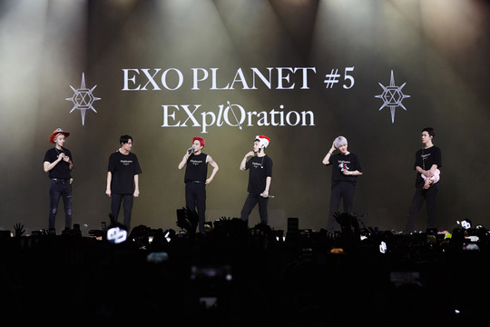 The group EXO (EXO) successfully completed the Malaysia Concert.EXO held EXO PLANET #5 - EXpLOration - in KUALA LUMPUR (EXO Planet #5 - Remy LaCroix Flour Layion - in Kuala Lumpur) at the Axiata Arena Bukit Jallil in Malaysia Kuala Lumpur on December 14, and held a special special event with colorful music and intense performances. The performance of the class attracted explosive response from more than 10,000 viewers.This Concert is the Malaysia sole Concert of EXO held in July 2018, about a year and five months after EXO PLANET #4 - The ElyXiOn - (EXO Planet #4 - Dee Elission - ).EXO sold out all seats and proved EXOs global popularity once again.On the day of the performance, EXO will include hits such as slut, addiction, CALME BABY, Monster, Power, as well as regular 5 songs and repackage songs such as Tempo, Love Shot, Gravity, Damage, Wait It was unfair, and the winter special album release songs such as Footprint, and solo and unit stage with their individuality, which attracted attention.In addition, the audience dressed up the dress code with brown and beige colors and cheered enthusiastically.He also added a warm-hearted slogan event that read, You dont have to wait, Eric is always here.EXO will hold the Encore Concert EXO PLANET #5 - EXplOration [dot] - (EXO Planet #5 - Remy LaCroix Floysion [dot] - ) at KSPO DOME, Seoul Olympic Park, for three days from December 29 to 31.hwang hye-jin