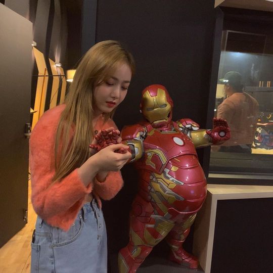 Group GFriend member SinB has revealed a lovely routine.GFriends official Instagram posted a photo with an article entitled cute on December 15.The picture shows SinB touching Iron Man figure, the fresh atmosphere of SinB catching the eye, and the tight features of SinBs small face are also outstanding.delay stock