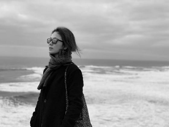 Actor Song Hye-kyo visited the winter Sea.Song posted a picture on her Instagram   page on Wednesday, which is black and white, and Song is staring at the distant Sea wearing a coat, shawl and sunglasses.Although Song Hye-kyo has only posted such a photo for an hour, fans reactions are explosive, with the number of likes exceeding 210,000.In October, Song donated 10,000 copies of the Korean language guide to the Choi Jae-hyung Memorial Hall in Russia, along with Professor Seo Kyung-duk of Sungshin Womens University.