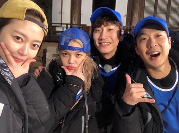 Group AOA member Jimin appears in Running Man Celebratory photohas released the book.On the 15th, Jimin posted a picture on his SNS with an article entitled Sommin sister and envelope brother and Haha brother.Jimin in the public photo poses alongside the cast of Running Man, whose chic look catches the eye.Jeon So-mins gentle smile and Lee Kwang-soo, Hahas exciting appearance are also outstanding.On the other hand, Jimin appeared on the SBS entertainment program Running Man which was broadcast on the day and boasted the sense of entertainment.AOA, a group to which Jimin belongs, made a comeback on the album NEW MOON on the 26th of last month.