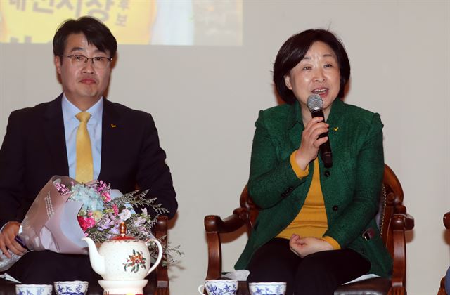 정의당 심상정 대표(오른쪽)가 15일 오후 대전 유성구 대전컨벤션센터 3층 콘퍼런스홀에서 열린 김윤기 대전시당위원장 북 콘서트 '길을 걷다'에 참석해 인사말하고 있다. 연합뉴스