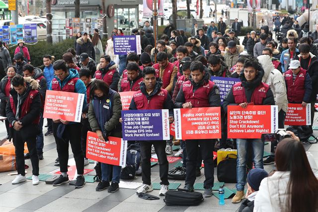 지난 15일 오후 서울 동대문역사문화공원역 14번 출구에서 세계 이주노동자의 날(12월18일)을 맞아  '12.15 세계 이주노동자의 날 기념 이주노동자 문화제-우리는 죽으러 오지 않았다'가 열렸다. 연합뉴스