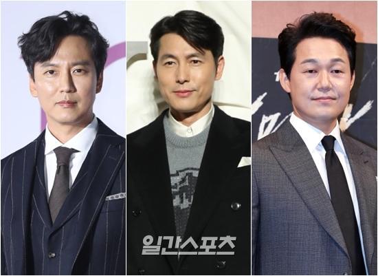 Kim Nam-gil and Park Sung-woongs agency, CJS Entertainment, said on the 16th, Kim Nam-gil and Park Sung-woong are positively reviewing the movie Guardian .Guardian is Jung Woo-sungs first feature film production, which also starred in the film at the same time as it was directed; it is an action film that depicts a mans gruelling struggle to protect the last one.He has been attracting attention since the planning stage as a directing challenge by Jung Woo-sung. He joins the ranks of Actors who have transformed into directors following Ha Jung-woo, Kim Yoon-seok and Cho Eun-ji.Director Jung Woo-sungs first project is expected to be boarded by Kim Nam-gil and Park Sung-woong.Guardian will invest in Ace Maker Movie Works and crank in the first half of next year.