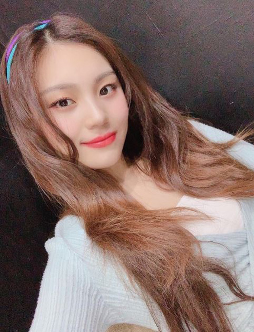 Girl group GFriend member Umji boasted a pure beauty.Umji posted two photos on the official GFriend Instagram on the 16th; Umji in the public photo is staring at the camera and making a lovely look.The netizens who watched this made various comments such as It is a goddess, Sleeping Beauty in the Forest?, It is pretty.On the other hand, the group GFriend, which Umji belongs to, acted as a mini album Tropical Night in July.