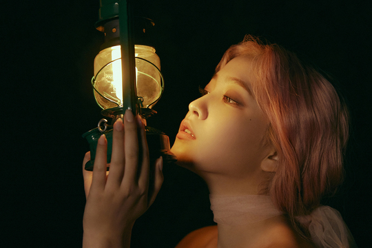 Red Velvet expands the music world once again with its cool yet sweet love song Psycho (Psycho).Red Velvets repackaged album The ReVe Festival Finale (The Reeve Festival finale) will be released on December 23 at 6 pm on various music sites such as Melon, Flo, Genie, iTunes, Apple Music, Sporty Pie, QQ Music, Cougu Music, Cougu Music, and Psycho and Shin. There are a total of 16 songs including 4 songs including In & Out, Remember Forever, and Special Track La Rouge (La Rouge), which are expected to attract high attention from music fans.The title song Psycho is an up-tempo Urban pop song with Red Velvets skillful yet humorous vocals. It features hooks that unfold addictively over the ever-changing melody. The lyrics contain a cool message from a lover who admits that they are only each other, even if they look like Psycho.In addition, Red Velvet opened the Teaser Image of the members who transformed into a new album concept through the official website and various SNS official accounts from today (16th) before the comeback, and todays mysterious atmosphere showed the image of Yeri, which shows the alluring visuals.Also, from today, the Audio Book clip, which will be composed of songs from the repackaged album as a fairy tale story and introduced as an English narration by member Wendy, will be released, which will boost expectations for the new album.Meanwhile, Red Velvets repackaged album The ReVe Festival Finale will also be released on December 23rdkim myeong-mi