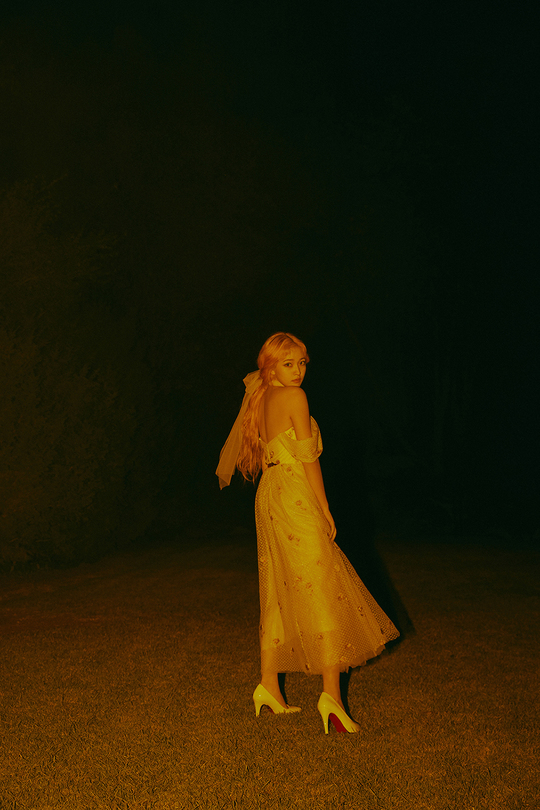 Red Velvet expands the music world once again with its cool yet sweet love song Psycho (Psycho).Red Velvets repackaged album The ReVe Festival Finale (The Reeve Festival finale) will be released on December 23 at 6 pm on various music sites such as Melon, Flo, Genie, iTunes, Apple Music, Sporty Pie, QQ Music, Cougu Music, Cougu Music, and Psycho and Shin. There are a total of 16 songs including 4 songs including In & Out, Remember Forever, and Special Track La Rouge (La Rouge), which are expected to attract high attention from music fans.The title song Psycho is an up-tempo Urban pop song with Red Velvets skillful yet humorous vocals. It features hooks that unfold addictively over the ever-changing melody. The lyrics contain a cool message from a lover who admits that they are only each other, even if they look like Psycho.In addition, Red Velvet opened the Teaser Image of the members who transformed into a new album concept through the official website and various SNS official accounts from today (16th) before the comeback, and todays mysterious atmosphere showed the image of Yeri, which shows the alluring visuals.Also, from today, the Audio Book clip, which will be composed of songs from the repackaged album as a fairy tale story and introduced as an English narration by member Wendy, will be released, which will boost expectations for the new album.Meanwhile, Red Velvets repackaged album The ReVe Festival Finale will also be released on December 23rdkim myeong-mi