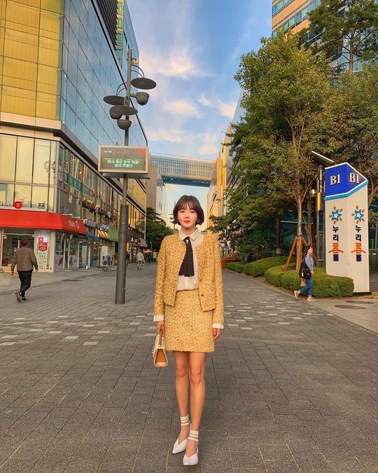 Hwang Woo-seul-hye showed off her beautiful looks to Carl Short hair as well.Actor Hwang Woo-seul-hye uploaded two photos to his Instagram on December 15 with the phrase Beware of the Cold.In the photo, Hwang Woo-seul-hye stands in a two-piece; he thrilled fans with his full features in a small face.han jung-won