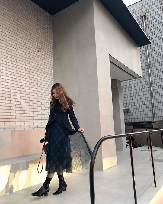 Sung Yu-ri showed off her unique Aura in the street as well.Singer and Actor Sung Yul Lee posted two photos on December 15 with the phrase Departure on his instagram.He is walking down the street in a wrinkled skirt in the picture, and he admires it with a superior proportion and goddess visuals from afar.Han Jung-won