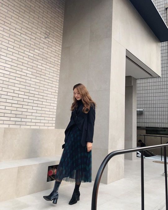 Sung Yu-ri showed off her unique Aura in the street as well.Singer and Actor Sung Yul Lee posted two photos on December 15 with the phrase Departure on his instagram.He is walking down the street in a wrinkled skirt in the picture, and he admires it with a superior proportion and goddess visuals from afar.Han Jung-won