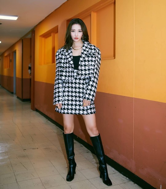 Sunmi showed off her elongated glee.Singer Sunmi shared a picture on her Instagram on December 16.Sunmi in the photo poses in a check-to-piece, which boasted a girl crush with a cool features and chic look.han jung-won
