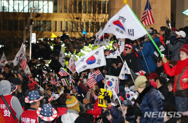 [서울=뉴시스] 장세영 기자 = 우리공화당 당원 등 보수단체 회원들이 16일 오후 서울 여의도 국회 본청 앞에서 늦은 시간 까지 태극기를 흔들며 공수처법과 연동형 비례대표제 반대를 외치고 있다. 2019.12.16. photothink@newsis.com