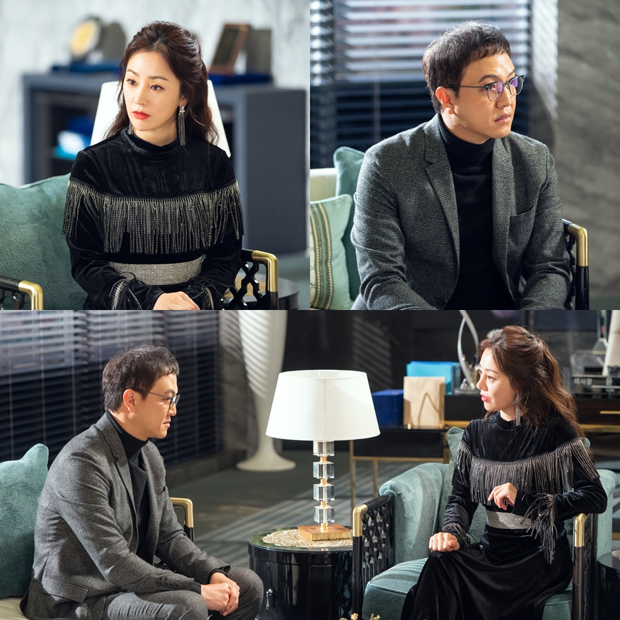 The award-winning meeting between 99 Billion Women Jung Woong-in and Oh Na-ra has been unveiled.While KBS 2TV drama The Woman of 9.9 billion, which is broadcasted on the 18th, is gathering attention by exceeding the audience rating of 10% in two weeks, it revealed the meeting between Hong In-pyo (Jung Woong-in) and Hee-ju Yun (Oh Na-ra).Hong In-pyo, who started looking for the whereabouts of Cho Yeo-jeong, who disappeared from the last broadcast, first found the Unam Foundation.Hong In-pyo harassed his wife Jeong Jeong-yeon to make the Unam Foundations food delivery case happen, but due to Lee Jae-hoons remorse, the food delivery case was canceled, and he poured his anger on Jeong Jeong-yeon, used violence, locked him in a freezer warehouse and made him go to the near-death.The unusual expression of the two people stimulates curiosity about why he found Hee-ju Yun.Hee-ju Yun, who is staring at Hong In-pyo with his eyes wide open to see what kind of conversation he is having, is also noticeable.Hong In-pyo, who discovered a speeding notice in the mailbox at the end of the last broadcast, found something in the car of Jeong Sung-yeon and was thoughtful.In the previous episode, Jung Woong-in was praised for bringing dramatic tension to a peak with a creepy Sociopath Acting.Oh Na-ra also expresses delicate emotional movements with a relaxed smile and a cold expression, and is transforming into Hee-ju Yun to renew the character of life.9.9 billion women is broadcast every Wednesday and Thursday at 10 pm.Photo = KBS 2TV broadcast screen