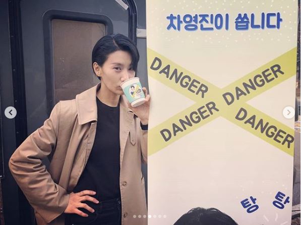 Actor Kim Seo-hyung has certified Coffee or Tea sent by fans.Kim Seo-hyung posted six photos and one video on his Instagram on the 16th, along with an article entitled Seowith, following Summer ... until winter.Kim Seo-hyung in the public photo stared at the camera with a chic pose and expression in front of Coffee or Tea.She also certified her coffee drinking and expressed her gratitude to fans.Meanwhile, Kim Seo-hyung will appear on SBS drama Nobody Knows scheduled to air in 2020.Photo: Kim Seo-hyung SNS