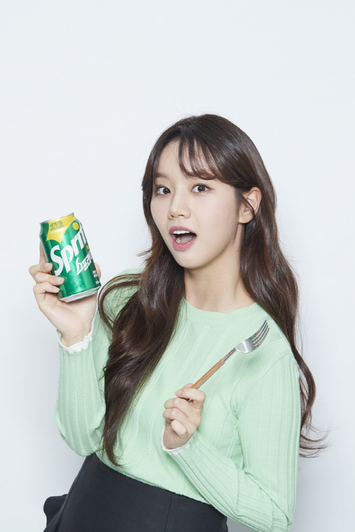 Hyeri, usually known as Mukbang Goddess, admired the perfect food combination at the shooting site of the day, saying, It was hard for busy work these days, but stress seems to be solved by delicious things.I eat refreshing sprites and delicious food, so I feel refreshed in perfect combination. Photo Coca - Coke Provision