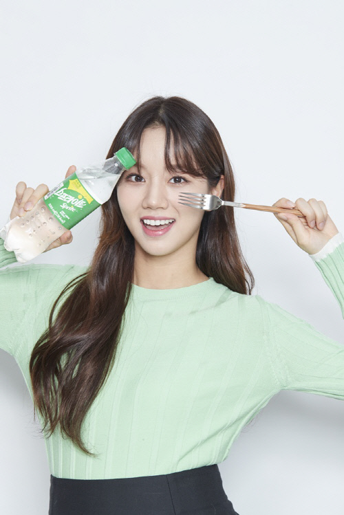 Hyeri, usually known as Mukbang Goddess, admired the perfect food combination at the shooting site of the day, saying, It was hard for busy work these days, but stress seems to be solved by delicious things.I eat refreshing sprites and delicious food, so I feel refreshed in perfect combination. Photo Coca - Coke Provision