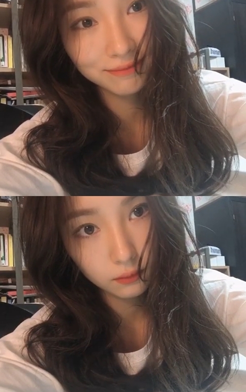 Shin Se-kyung delivered a close encounter with beautiful Smile.Shin Se-kyung posted a short video on his Instagram account on Thursday.Shin Se-kyung also wrote in the post, I do not know why, but I delete it and upload it. Make-up video.In particular, Shin Se-kyung boasts a pure beauty with transparent skin and clear features.Shin Se-kyung appeared in the MBC drama New Entrepreneur Koo Hae-ryong which ended in September.
