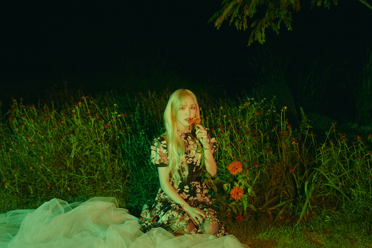 Red Velvet, a group that makes a comeback with a cool but sweet love song Psycho (Psycho), has released a Teaser image of member Wendy.Red Velvet has released a contradictory atmosphere of Teaser images through its official website and various SNS official accounts prior to its comeback, amplifying expectations for new albums with colorful charms.Among them, Wendys image, which shows the elegant figure in the mysterious mood on December 17, was revealed and focused attention.Red Velvet repackaged album The ReVe Festival Finale (The Reeve Festival finale) will be released on various music sites at 6 pm on the 23rd.Red Velvets brilliant vocals and the title song Psycho, which combines the Addicted hook, not only gives a unique color, but also the song In & Out will show a chic and sensual music style.The song In & Out is a medium pop dance song with fresh trap grooves and an addicted hook.The lyrics that are witty in the process of tasting sweet doughnuts are attractive to the thrilling psychology that falls into the irresistible fascinating opponent.Red Velvet repackaged album The ReVe Festival Finale will also be released on December 23rd.hwang hye-jin