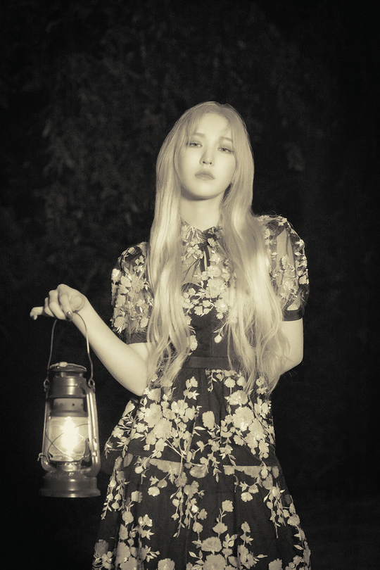 Red Velvet, a group that makes a comeback with a cool but sweet love song Psycho (Psycho), has released a Teaser image of member Wendy.Red Velvet has released a contradictory atmosphere of Teaser images through its official website and various SNS official accounts prior to its comeback, amplifying expectations for new albums with colorful charms.Among them, Wendys image, which shows the elegant figure in the mysterious mood on December 17, was revealed and focused attention.Red Velvet repackaged album The ReVe Festival Finale (The Reeve Festival finale) will be released on various music sites at 6 pm on the 23rd.Red Velvets brilliant vocals and the title song Psycho, which combines the Addicted hook, not only gives a unique color, but also the song In & Out will show a chic and sensual music style.The song In & Out is a medium pop dance song with fresh trap grooves and an addicted hook.The lyrics that are witty in the process of tasting sweet doughnuts are attractive to the thrilling psychology that falls into the irresistible fascinating opponent.Red Velvet repackaged album The ReVe Festival Finale will also be released on December 23rd.hwang hye-jin