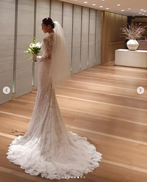 Comedian Kim Miyeon reveals Wedding ceremony sceneKim Miyeon posted several photos of the Wedding ceremony on December 17th in his personal Instagram.Kim Miyeon in the photo is dressed in a pure white wedding dress, hanbok, and reveals elegant charm.Kim Miyeon added with the picture: A day full of Gods grace... Thank God.Park Su-in