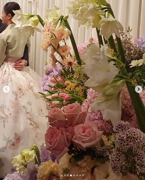 Comedian Kim Miyeon reveals Wedding ceremony sceneKim Miyeon posted several photos of the Wedding ceremony on December 17th in his personal Instagram.Kim Miyeon in the photo is dressed in a pure white wedding dress, hanbok, and reveals elegant charm.Kim Miyeon added with the picture: A day full of Gods grace... Thank God.Park Su-in