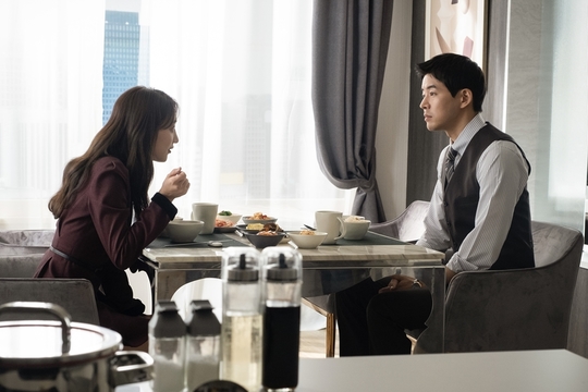 VIP Jang Na-ra - Lee Sang-yoon - Pyo Ye-jin - Shin Jae-ha showed tangled shady cut in a shaky relationship that is getting amplified.Jang Na-ra - Lee Sang-yoon is a member of SBSs monthly drama VIP (playplayed by Cha Hae-won/directed by Lee Jung-rim/produced The Storyworks) and has maintained his righteousness with Park Sung-geun, vice president (Park Sung-geun) who is on board the Ha Tae-young (Park Ji-young) line, president of Sungwoon Department Store, respectively, and Na Jung-sun, who has long been united with faith. I played the role of Joon.In addition, Pyo Ye-jin - Shin Jae-ha was revealed as an out-of-wedlock child of each vice president, and then he was in charge of Ma Sang-woo, who tried to give strength to Na Jung-sun after noticing the relationship between Kwon Yuri, Na Jung-sun, Park Sung-joon and Kwon Yuri,Above all, in the last broadcast, Na Jung-sun received a chocolate gift prepared by Ma Sang-woo and laughed for a long time. He also thanked Ma Sang-woo, who ran with an umbrella when he was trapped on the roof.On the other hand, Park Sung-joon read the on-Yuri who sent an anonymous letter, and went on a catastrophe by stepping on the roof and stepping on to Kwon Yuri without hesitation.In order to counter Park Sung-joon, Na Jung-sun proposed to Ha Tae-young to establish a black society rating, leading to a strong confrontation ending in which a VIP team and a marketing team meet as a TF team.In this regard, Jang Na-ra - Lee Sang-yoon - Pyo Ye-jin - Shin Jae-ha is attracting attention by introducing tangled square relationship.In the play, while Na Jung-sun is ringing, Ma Sang-woo is standing by, while Park Sung-joon and Kwon Yuri are having a birthday party alone.Na Jung-sun, who is a haggard-faced person, sits next to her and looks at her sleeping masangwoo, then stands up and falls into deep trouble, while Park Sung-joon and Kwon Yuri have a happy time to light candles on cakes after eating birthday tables together.I am curious about how the contrast between Na Jung-sun and Park Sung-joon will develop.The scene of crossed contrast of Jang Na-ra - Lee Sang-yoon - Pyo Ye-jin - Shin Jae-ha was held in September at a hospital in Eunpyeong-gu, Seoul and a set in Ilsan, Goyang, Gyeonggi-do.First, in the Jang Na-ra and Shin Jae-ha shooting, Shin Jae-ha and the staff continued shooting in a serious atmosphere for Jang Na-ra, which has a large amplitude of emotion.With the cut sound, Shin Jae-ha gave infinite support to Jang Na-ra like a ma-sang in the play, making the atmosphere of the scene warm.Lee Sang-yoon - Pyo Ye-jin then rehearsed in a cheerful atmosphere that was contrary to the dramatic atmosphere.Then, as the filming began, the two people expressed the peaceful and exciting moment they had for the first time since they came to the catastrophe, and the atmosphere of the scene was enhanced by expressing Park Sung-joon and Kwon Yuri.kim myeong-mi