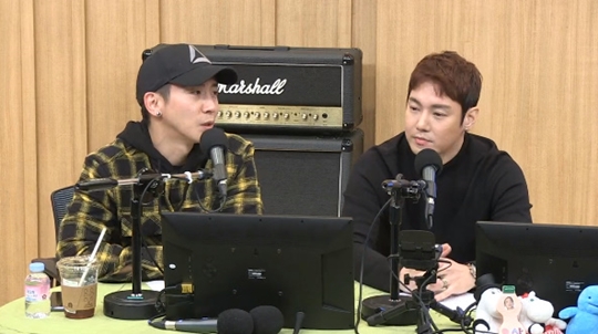 Fly to the Sky boasted a cool gesture.On December 17, SBS Power FM Doosan Escape TV Cultwo Show, Fly to the Sky Hwanhee and Brian Joo appeared and reported on the recent situation.Kim Tae-kyun was pleased to see the fly to the sky on the day and asked about the recent situation. Brian Joo said, I am doing a concert.Im also doing business, such as flower shops and gyms, and Hwanhee said, I recently prepared an album with Brian Joo, and I do not do business. Fly to the Sky, which celebrated its 20th anniversary. The two said, I released an album for fans in October. The title is Thank you for the memory.The main character in the music video is a fan, and it contains photos from the old album to the present. When the fans saw it, they would have tears. Fly to the Sky is currently on a national tour.In particular, they are performing with MFBTY (Tiger JK, Yoon Mi-rae, and Bizi), and The performers are also doing it together because they are just in time.There is also a stage for the collaver, he said.Then there was a corner where the quiz related to Fly to the Sky was solved.Brian Joo, who has been running the gym for five years, asked the quiz, Who is the entertainer I want to make my body? The answer was Hong Hyun-hee, and 90 listeners hit it.Hwanhee quizzed What would you like to do instead of the name Hwanhee if you go back 20 years?The answer was Jung Woo-sung, and Brian Joo said, Ive seen a lot of the movie Bit since Hwanhee was a kid, and he used to show me the video.77 listeners answered the correct answer.Park So-hee