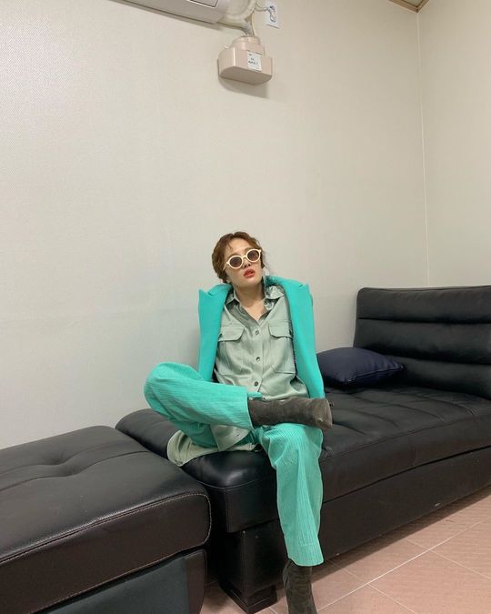 Actor Hwang Bo Ra reveals charismatic visualHwang Bo Ra posted several photos on his Instagram on December 17 with a hashtag called #Hyena # Simyumi Fashion.In the open photo, Hwang Bo Ra is dressed in a colorful suit and takes a chic yet arrogant pose.The unique charm of Hwang Bo Ra, which perfectly digests unique style clothes, makes the viewers admire.Park So-hee