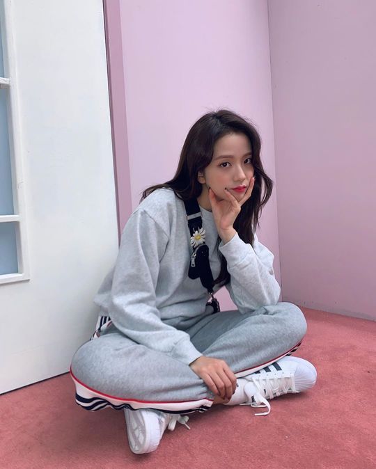 Group BLACKPINK member JiSoo showed off the atmosphere.JiSoo posted three photos on December 17 with an article entitled JiSoo of the Day on his instagram.In the open photo, JiSoo is showing a comfortable training suit fashion.Unlike the youthful background, JiSoos Reversal story, which stares at the camera with a chic expression, attracts attention.Park So-hee