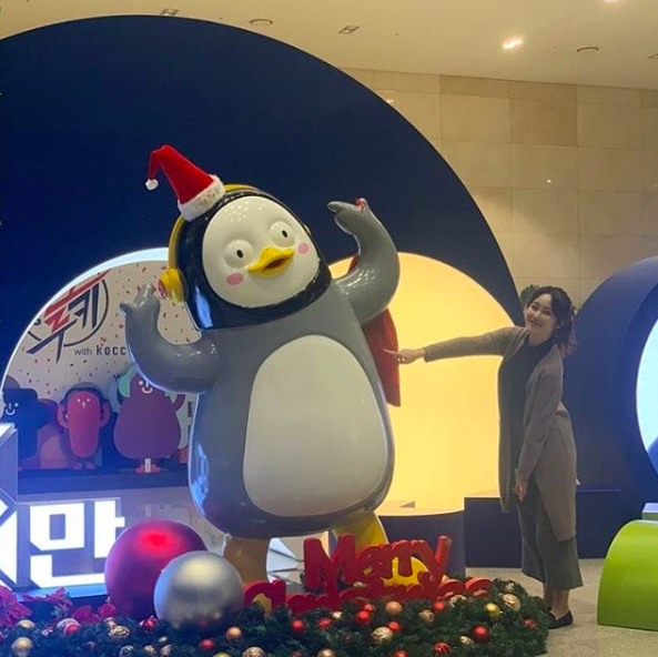 When can I actually see you?Shin Ah-yeong posted a picture and a picture on his SNS on the 16th, We will walk Pengsoo! Lets walk Shusugil! When can I actually see you?In the photo, Shin Ah-yeong is smiling happyly next to the Pengsoo sculpture installed in the lobby of the EBS office building.Singer Dindin, who is breathing at MBC Everlon Welcome, First Time in Korea? In Shin Ah-yeongs Pengsoo, said, I actually spring.He also promotes my album.Shin Ah-yeong SNS