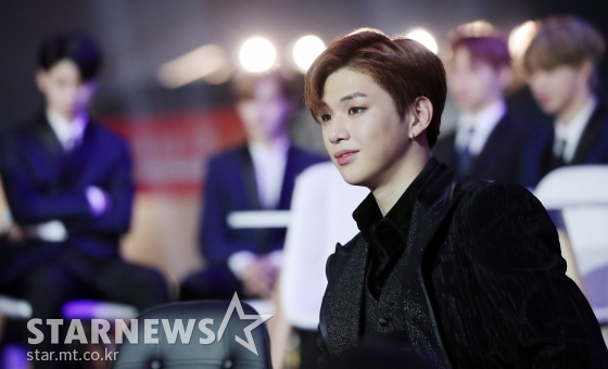 가수 강다니엘이 지난 11월 26일(현지시간) 오후 베트남 하노이 미딩 국립경기장에서 스타뉴스 주최로 열린 '2019 아시아 아티스트 어워즈 인 베트남'(2019 Asia Artist Awards in Vietnam)에서 공연 무대를 바라보고 있다. /하노이(베트남)=김창현 기자