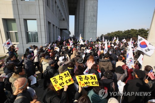 국회에서 '선거법·공수처법 반대' 외치는 보수단체 (서울=연합뉴스) 진성철 기자 = 자유한국당의 '패스트트랙 법안 날치기 상정 저지 규탄대회'에 참가한 보수단체 회원들이 16일 국회 본청 앞에서 '선거법과 공수처법'에 반대집회를 하고 있다.   2019.12.16 zjin@yna.co.kr