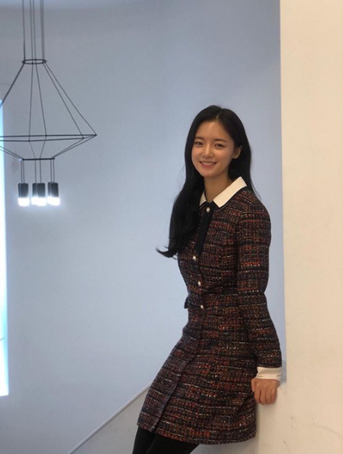 Actor Ko Bo-Gyeol shows off her beautiful beautiful lookKo Bo-Gyeol posted a picture and article on his Instagram account on Wednesday.In the photo, Ko Bo-Gyeol, leaning against the railing, is staring at the camera with a bright Smile.Also, the ostentatious features and small-faced Ko Bo-Gyeol are thrilling fans with a lovely Smile.Ko Bo-Gyeol will appear on TVN Drama High by, Mama! scheduled to air in 2020.