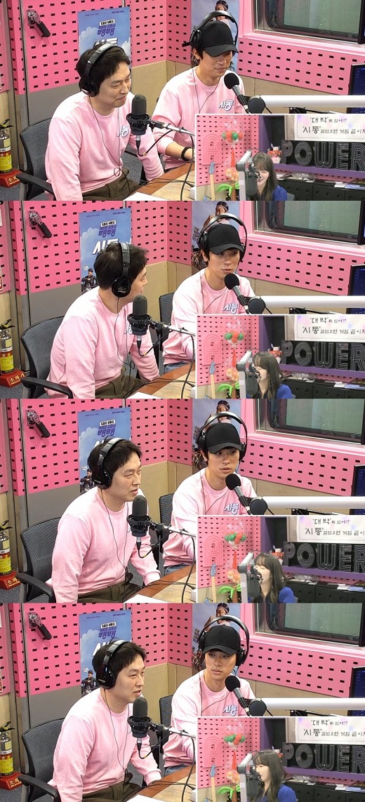 The director boasted of his friendship with Suho, a member of the boy group EXO.SBS Power FM Park Sun Youngs Cine Town broadcasted on the morning of the 18th appeared as a guest by The director and actor Park Jung-min of the movie Start.On this day, Choi said, I contact Zazu and sometimes watch movies about Suho who breathed in the movie Glory Day.Im close, too, Im a motivation for school theatre, Park Jung-min said, adding that he likes  (Suho).Startup is a work that depicts a pleasant story of a chef, a single-headed chef, who has not been identified, who met his brother (Ma Dong-seok), and a cheerful repulsionist, who has jumped into society.