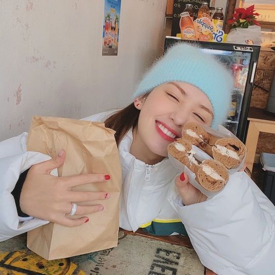 Singer Jeon So-mi has revealed her warm-hearted current situation.Jeon So-mi posted several photos on December 18th in his personal instagram with an article entitled The Best Smoked Salmon Cream Cheese Bagel.In the photo, Jeon So-mi is wearing a light blue hat and white padding and making Smile, showing a refreshing charm.Jeon So-mi is expected to be in Date with his father Matthew, saying on Instagram with a bagel in his left hand, Its not a secret that our Father made smoked salmon himself.Choi Yu-jin