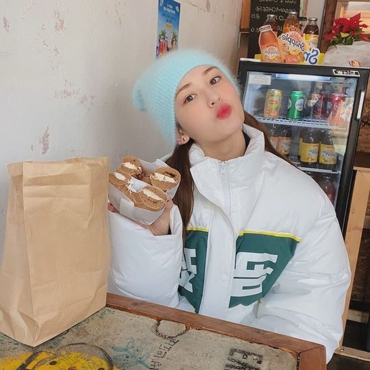 Singer Jeon So-mi has revealed her warm-hearted current situation.Jeon So-mi posted several photos on December 18th in his personal instagram with an article entitled The Best Smoked Salmon Cream Cheese Bagel.In the photo, Jeon So-mi is wearing a light blue hat and white padding and making Smile, showing a refreshing charm.Jeon So-mi is expected to be in Date with his father Matthew, saying on Instagram with a bagel in his left hand, Its not a secret that our Father made smoked salmon himself.Choi Yu-jin