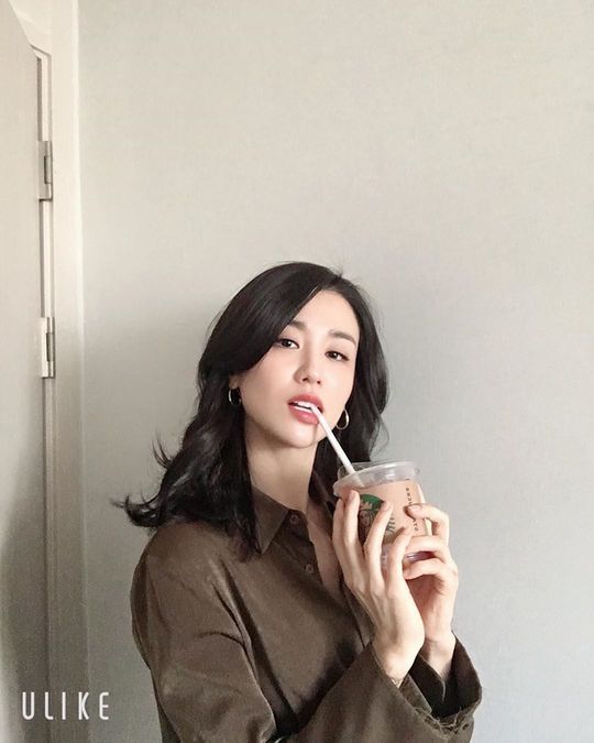 Actor Park Ha-sun has emanated a variety of charms.Park Ha-sun posted two photos on December 18 with an article I love you in his instagram.Park Ha-sun in the public photo is staring at the camera with a chic expression and showing off his charisma.On the other hand, in the photo, Park Ha-sun is kissing a coffee cup and revealing a cute charm.Park So-hee