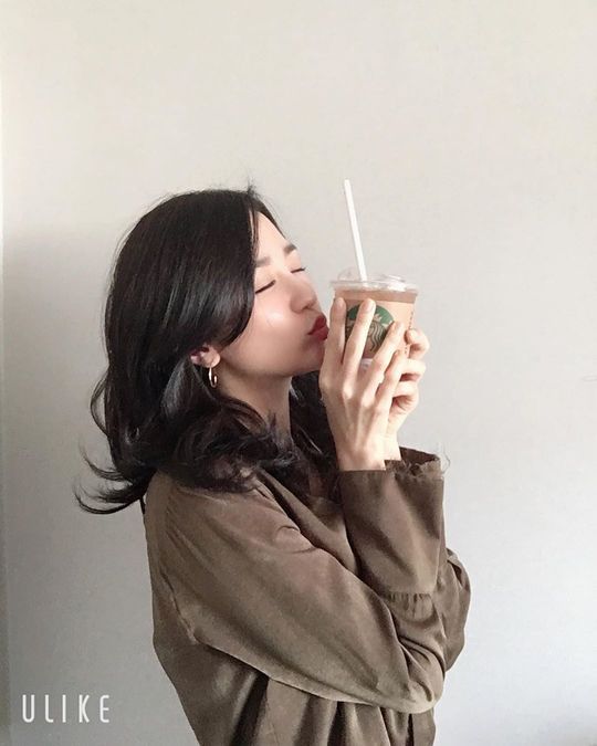 Actor Park Ha-sun has emanated a variety of charms.Park Ha-sun posted two photos on December 18 with an article I love you in his instagram.Park Ha-sun in the public photo is staring at the camera with a chic expression and showing off his charisma.On the other hand, in the photo, Park Ha-sun is kissing a coffee cup and revealing a cute charm.Park So-hee