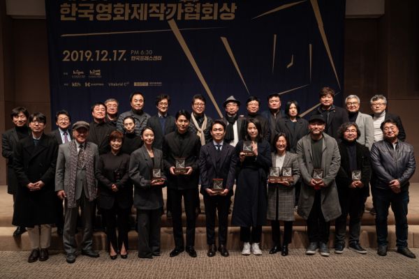 The 6th Korea Filmmakers Association Award came to an end with great success.The 6th Korea Film Producers Association Award was held at the Korea Press Center on the 17th.The 6th Korea Film Producers Association, sponsored by KTH, the Film Promotion Committee, and Vitabrid, was attended by more than 150 people including This number and director Bae Chang-ho, chairman of Lee Chun-yeons Film Association Solidarity Association, and Kim Sang-yoon and Kim Hyun-jung.The best actress award was won by Jeon Do-yeon of Birthday.Im very happy to have the solid award given by the producers, said Jeon Do-yeon, and I want to have the script written by all the producers here and I will be reborn as an actress coveted by all the producers.Jung Woo-sung, who received the Academy Awards for Innocent Witness, said, Every time I receive the award, I feel different values ​​and meanings.I dont want to be familiar with it in the future, he said. I thank the producers who made good films and the Korean Filmmakers Association for giving me this award.Oh Jung-se, who received the Best Supporting Actor Award for Swing Kids, said, This year has been 22 years since I was an actor. Todays award was the first award as a movie star.I think I have been doing it for a long time, but I am a chick here, he said.The late Jeon Mi-Seon won the Best Supporting Actress Award for Naratmalsammy.I used to go to an awards ceremony for 17 years together, but I got a proxy award myself, said Cho Sung-hoon, general manager of Boas Entertainment, the late agencys agency. I believe youll be in a good place and Ill deliver this award to your family.Director Bong Joon-ho won the Directors Award for parasite.I received a director award from critics at Youngpyeong a while ago, but this time I received a director award from the producers and it is very symbolic, he said. I always wanted to break down the boundaries between art and commercial films, but I am glad that you have acknowledged my efforts this year.Kim Bo-ra, who directed the production, screenplay and directing of the Bird award, said, I received a few awards abroad, but I did not believe it at first because it was the first such a big prize in Korea.The Achievement Award award was directed by This Number.Lee Eun-hyeop, chairman of the Korea Federation of Trade Unions, said, I give the Achievement Award to director This number, who showed perfect movie life to his juniors.I have a little ambiguous side, said This number, who said, I will accept it as a prize for the elderly.The winner of the award category below • The award Bird Kim Bo-ra · Jo Sua (Produced Epiphany · Mass Ownerment) • Director Award Presiding Bong Joon-ho (Produced Barunson E & A) • Screenplay Award National Day Um Sung-min (Produced Film History) • Academy Awards Innocent Witness Jung Woo-sung (production movie rock and library side studio) • Best Actress birthday Jeon Do-yeon (production now film and film Sared Peter and Finehouse film) • Best Supporting Actor Swings Oh Jung-se (production Annapurna film) • Best Supporting Actress Narathalsami Jeon Mi-seon (production film company Dudong) • Shooting Bongo-dong battle Kim Young-ho (production Big Stone Pictures and Double Jeopardy U-pictures and Showbox) • Lighting Award parasite Kim Chang-ho (production Barnson E & A) • Art Award parasite Lee Ha-joon (production Barnson E & A) • Editorial Award extreme occupation Nam Na Young (Produced About Films and Film History Pictures and CJE&M) • Music Prize Swing Kids Kim Jun-seok (Produced Annapurna Film) • Acoustics Bongo-dong Battle Gong Tae-won (Produced Big Stone Pictures and Double Jeopardy U-pictures and Showbox) • Technology Prize Exit Special Effect FilmK) • Achievement Award This number director • Kreative Thinking Award My Special Brother Myung Film