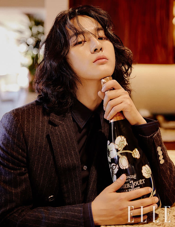 The January issue of Elle, which shows the charming appearance of Actor Yang Se-jong, was released.Yang Se-jong, who showed a bold acting transformation in the recently concluded JTBC My Europe as a warrior.In Hawaii, where he left with fashion magazine Elle, Yang Se-jong moved to various places despite the hot weather and actively showed various poses and eyes.Especially, the long hair that I raised for the drama was used as it is, and the more masculine and fascinating picture was completed.In the interview, I was able to confirm the behind-the-scenes story about My Europe and the passion for Yang Se-jongs Acting.Asked about my feelings after my Europe, he said, It is a work that has brought me a very happy experience. I want to explain it more, but I have no way to explain this feeling I feel yet.It is clear that it is a work that gave a lot of teaching to human Yang Se-jong, not just as an actor. Asked about his difficult experience by Acting a multi-faceted character, he said, Of course, if you say it was not hard, it would be a lie, but what was really good was that the people who were together were so good.Our family, (Woo) Dohwan, (Kim) Seolhyun, Jang Hyuk, and Gui Sang. ... They are all good people.I was happy to see my brothers when I was shooting, and I was happy to get together like a real family. More photos and interviews by Yang Se-jong can be found in the January issue of Elle (published around December 20) and on its website.