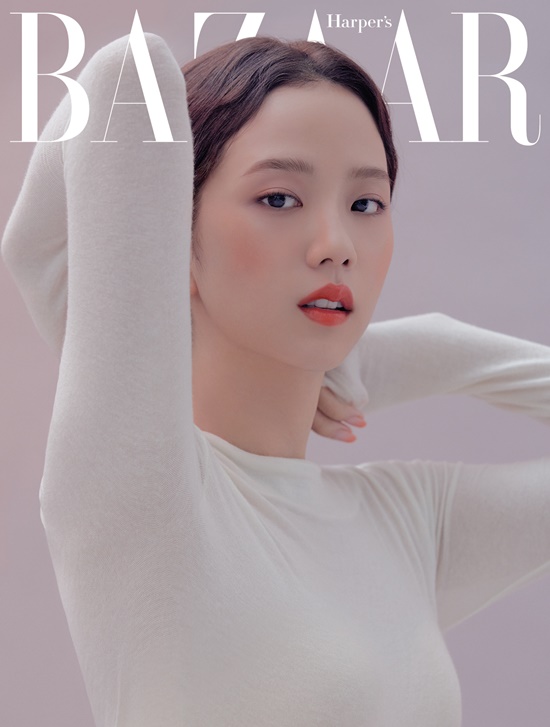 Girl group BLACKPINK JiSoo has released a fresh beauty picture.JiSoo presented his first picture as a Dior Beauty local ambassador in the fashion magazine Harpers Bazaar published on the 20th.JiSoo did not lose his unique lovely smile even after shooting at 3 am, and made the atmosphere of the filming scene cheerful.The meeting between JiSoo and Bazaar is not the first; six months ago, Bazaars cover was adorned with a chic, moody look.When asked about his six-month visit, JiSoo said, I have become more calm because I have my own time after the tour.I sleep a lot during my time alone, but I am not bored and enjoyable because I dream every time I sleep. When asked if he enjoys change and Top Model, he said, I do not want to do something afterward, but if a new proposal comes, I do Top Model without any objection.I know it, so I do it. This film was also more pleasant because it was different from the previous makeup. He also said that he was learning pictures recently. I started painting when I wanted to learn something.I think the artist was a dream when I was a child, but suddenly I thought, Why cant you draw this? I was into painting colors.It is attractive that the atmosphere of the picture changes according to the mixing of a drop of water and not mixing. During the interview, I thank the fans for their appreciation. When we see the scene of us on stage, the audience in one scene, we feel responsible.For some, it may be a once-in-a-lifetime moment, and I think you should reward yourself as a grateful person.I did not forget to say Thank you for doing this year to my loved ones, saying, This experience is the Engine of Youth that can eventually live as BLACKPINK and JiSoo.Dior Beauty pictures and videos that give a glimpse of JiSoos fresh smile can be found in the January issue of Harpers Bazaar, on its website and Instagram.Photo: Harpers Bazaar