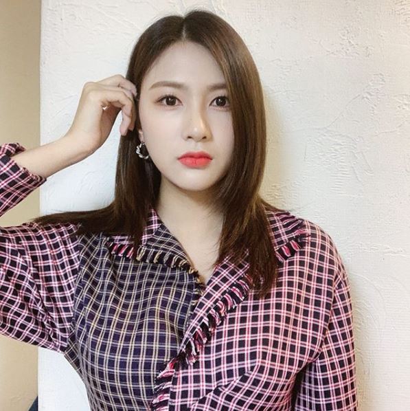 Apink Ha-young has revealed a lovely charm.Ha Young posted a picture on his Instagram on the 18th.In the open photo, Ha Young is looking at Camera with clear eyes and handing his hair behind his ear.Apink member Jung Eun-ji showed off his warm friendship with the comment Why is it beautiful and crazy?On the other hand, Ha Young is appearing on SBS Plus entertainment program Winat.Photo: Ha Young SNS
