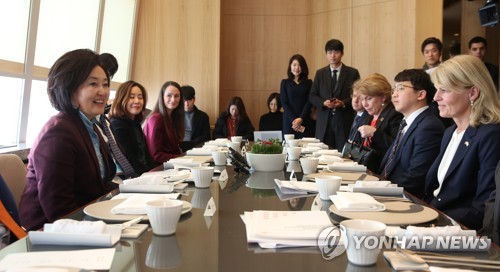 박영선 장관, 스웨덴 아나헤그바리 장관과 간담회 (서울=연합뉴스) 박영선 중소벤처기업부장관(왼쪽)이 18일 서울 롯데타워에서 스웨덴 아나헤그바리 무역통상장관과 마르크스 발렌바리 발렌바리 그룹 회장을 비롯한 기업 관계자들과 간담회를 하고 있다. 2019.12.18       [중소벤처기업부 제공. 재판매 및 DB 금지] photo@yna.co.kr