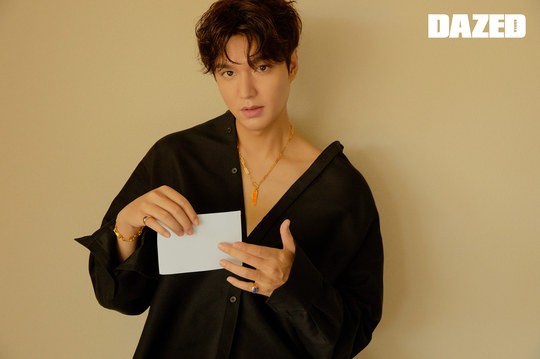 Lee Min-ho mentioned the past Lee Min-ho.Magazine Days, which presents original Content every month based on fashion and culture, announced the start of the 2020 year YEAR year years with Actor Lee Min Ho.The cover story of the January issue of Days was decorated by Lee Min-ho, who returned to a more mature and hard-on charm after two years of vacancy.He will return to the emperor in 2020 year YEAR year year through Kim Eun-sooks The King: The Monarch of Eternity. Also, the picture, which was filmed in Bali, will be published on a whopping 38 pages.Lee Min-ho said in an interview after shooting the picture, If there was impatience or fierceness in Lee Min Ho in the first act, it seems different now.Do not lose your spare time, do your best in the moment, enjoy the same mind, more mature, mature, and skillful .Photo: Providing a Daysed