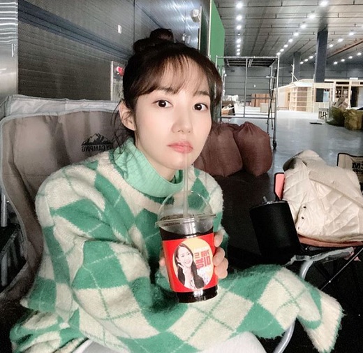 Actor Park Min-young has reported on the latest.Park Min-young posted a picture on his SNS on the 18th with an article entitled Mignon-loving Tree Actors.The photo showed Park Min-young staring at the camera with a drink in one hand, and he wore an aggravation knit and created a warm atmosphere.In particular, Park Min-young showed off his beautiful looks while still having clear features and immaculate skin, and gave a thrill to viewers.On the other hand, JTBCs new monthly drama I will go if the weather is good will be broadcast in February 2020.