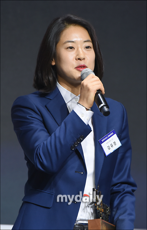 Judge Kim Yoo-jung speaks of his feelings after receiving a referee award at the 2019 Korea Football Association Awards (KFA AWARDS) held at Seoul Sogong-dong Boots UK on the afternoon of the 19th.