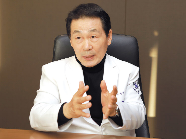 '침통 든' 산타 한의사 