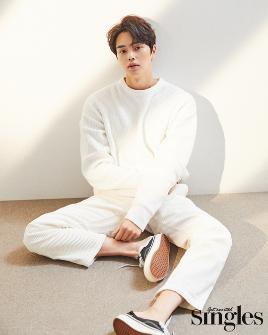 Actor Song Kang rang the womans heart with a perfect visual.Fashion Magazine Singles has taken a picture with Song Kang, who played Hwang Sun-oh, the original Netflix drama Like to Sound.Hwang Sun-oh of Love If You Sound, who showed the aspect of a genuine man who fell in love, the rookie of When the Devil Calls Your Name, which looks bright and free but has a heartbreaking secret, and the Stones in Exile-type loner Hyun-soo of Sweet Home, who is filming in full swing ahead of the airing.Actor Song Kang, who has built filmography with colorful characters to be called debut third year, has been attracting attention by proving the possibility of becoming a next-generation star by confirming the production of Season 2 with the popularity of Like to Sound, which is the first star in the competition of 900 to 1.Actor Song Kang, who returned to Cha Hyun-soo of Sweet Home, which is highly anticipated by producer Lee Eung-bok, who directed big-sized works such as Goblin, Sunshine, and Mr. Sunshine based on popular webtoons, said, Stones in Exile-type loner who lives in a room with the wound of school violence I got it.He is a child who lives in a single room and has no hope of eating only ramen. He felt like Hyun-soo was so salty when preparing this character. Song Kang, who said that the depth of Feeling changed a lot unlike the first time he played, said, I was still a lot far away, but at first I did not know anything, so there was a lot of confusion.I was vaguely nervous about what to do, but now I remember the Feeling I felt when I practiced, so I can not see the camera well when I go to the scene.So I do a lot of observations to get into the cast, remembering the words and actions of people passing by on the road or people around me, and then taking them out at the moment I need them.It is a great help to observe and make it mine. Park Su-in