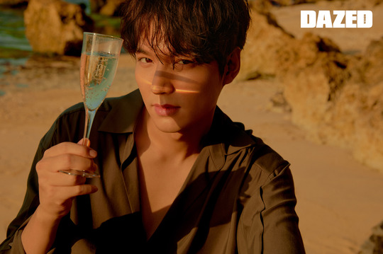 Magazine Days, which presents original Content every month based on fashion and culture, announced the start of the 2020 year YEAR year years with Actor Lee Min Ho.The cover story of the January issue of Days was decorated by Lee Min-ho, who returned to a more mature and hard-on charm after two years of vacancy.He will return to the emperor in 2020 year YEAR year year, through Kim Eun-sooks The King: The Monarch of Eternity. The picture, filmed in Bali, will be published on as many as 38 pages.Lee Min-ho said in an interview after shooting the picture, If there was impatience or fierceness in Lee Min Ho in the first act, it seems different now.Do not lose your spare time, do your best in the moment, enjoy the same mind, more mature, mature, and skillful .hwang hye-jin